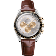 Quadrante nero opaco con indici a bastone luminescenti, lancette a bastone e piccoli secondi a ore 9, datario a ore 6 e contatori cronografo dell’Omega Speedmaster Moonwatch Professional 42 mm